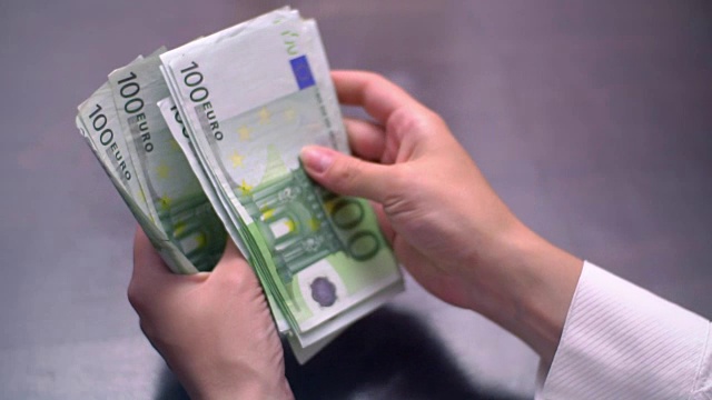 一个女人数着100欧元钞票视频素材