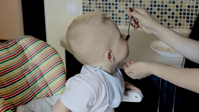母亲在家给男婴喂奶视频素材