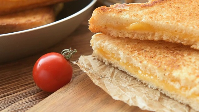 早餐的三明治配马苏里拉奶酪视频下载