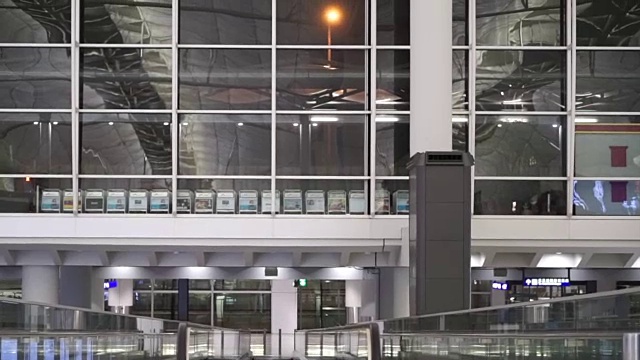 安静的夜间机场概念。到达和离开大厅的结构和细节没有人视频素材