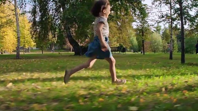 兴奋的小女孩跑向爸爸视频素材