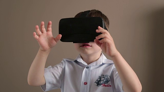儿童佩戴虚拟现实头盔视频下载