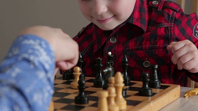 男孩玩国际象棋视频下载