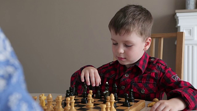 男孩玩国际象棋视频下载