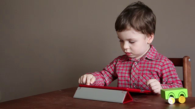 小男孩使用平板电脑视频下载