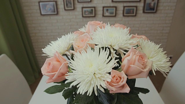 美丽的白色菊花和粉红色玫瑰花束在家里的内部视频下载