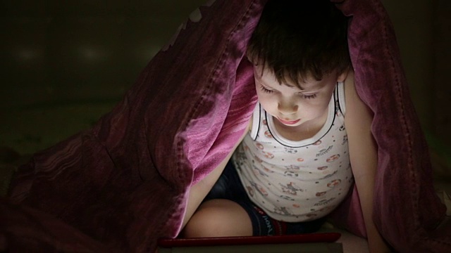 晚上玩平板电脑的小男孩视频下载
