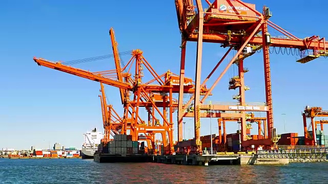 航运设施跟踪拍摄，货运货物和船舶，航运工业视频素材