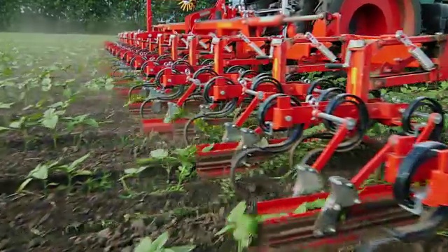 农业机械除草。摄像机沿着机械装置移动视频下载