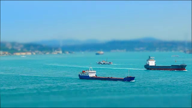 博斯普鲁斯海峡的海上交通视频素材