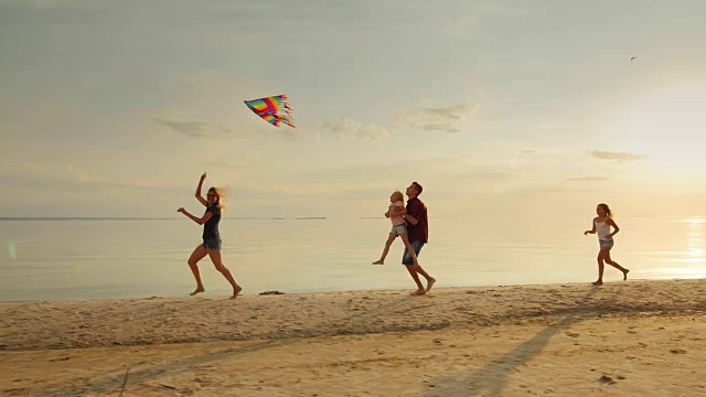快乐无忧无虑的童年。孩子们在玩旧风筝，在沙滩上奔跑，笑着视频购买