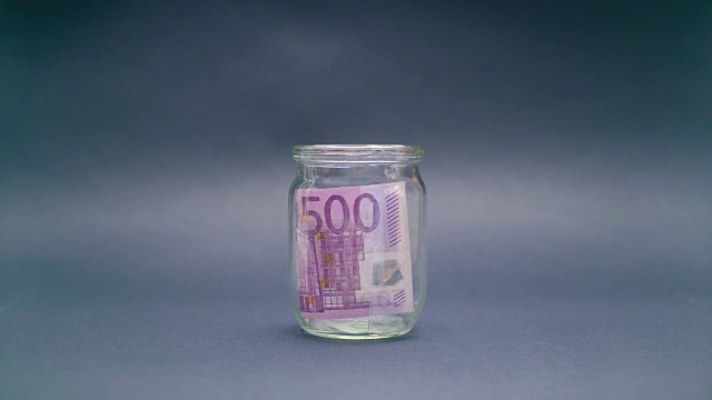 一名女子将500欧元放入玻璃瓶视频下载