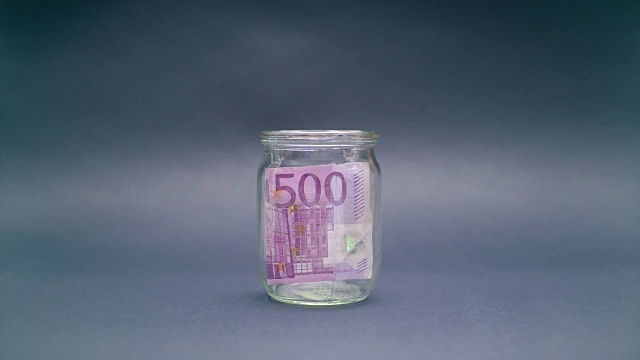一名女子将500欧元放入玻璃瓶视频下载