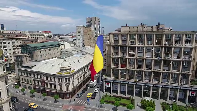 4K无人机拍摄布加勒斯特中心和罗马尼亚国旗视频下载
