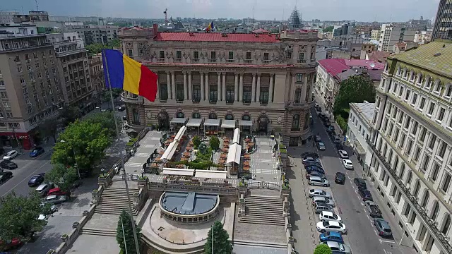 4K无人机拍摄布加勒斯特中心和罗马尼亚国旗视频下载