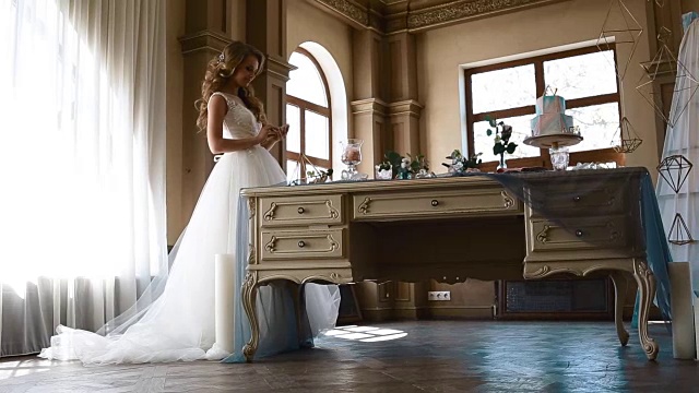 美丽的新娘摆姿势近装饰的桌子视频下载