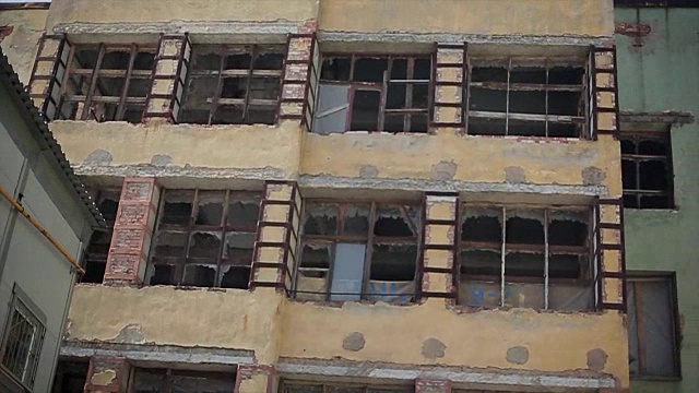 旧的废弃建筑和破碎的玻璃在窗户。生锈。破旧的墙壁视频素材