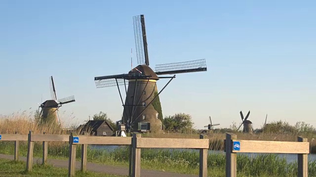 近景:自行车停车场旁边的古老的正宗传统荷兰风车视频下载