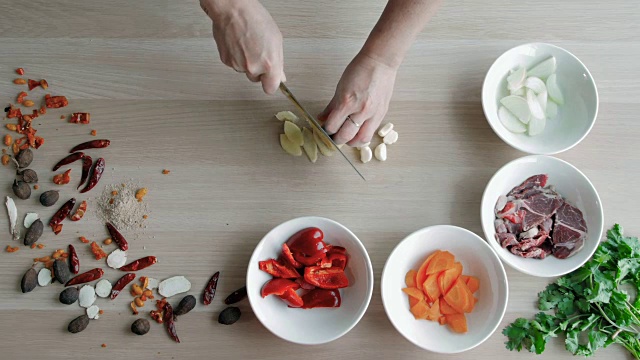 俯视图厨师在木板上切生姜，健康的食物概念视频素材