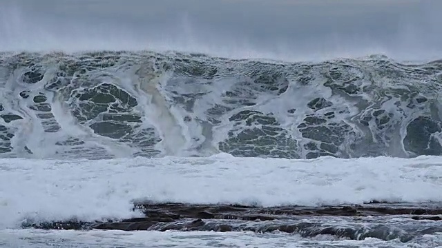 恶劣天气下的暴风雨海浪气旋飓风风视频素材