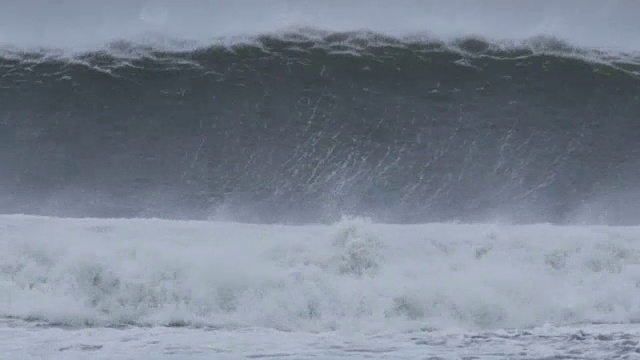 风暴El NiÃ±o期间，海岸出现大量海浪视频素材