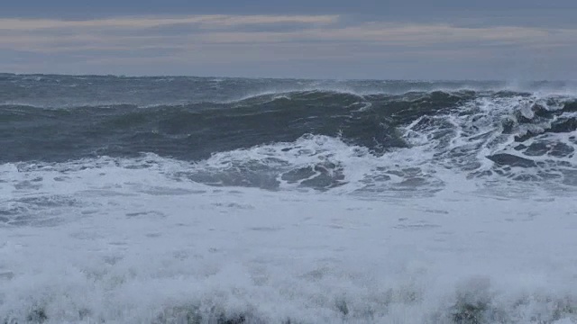 在暴风雨天气下，波涛汹涌的大海会掀起巨浪视频下载
