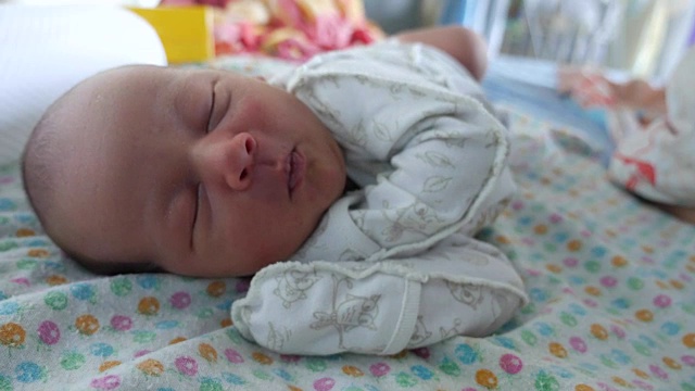 白天梦见一个可爱的婴儿穿着婴儿衣服，双手放在脸颊下面视频下载