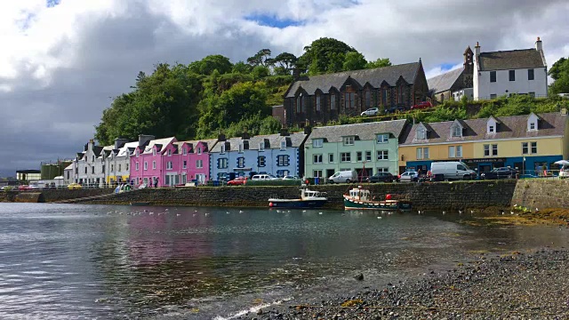 苏格兰斯凯岛Portree的景色，色彩斑斓的建筑视频下载