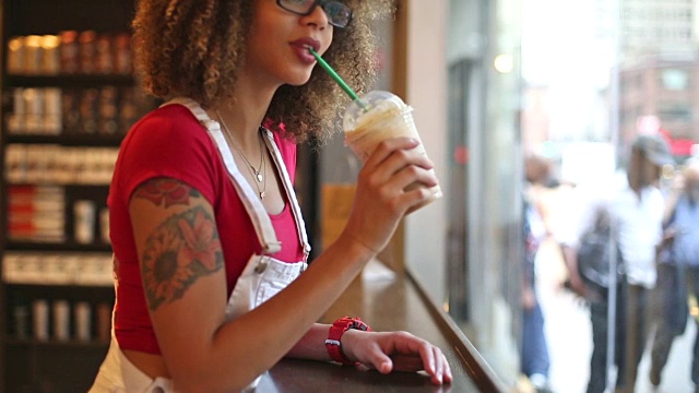 在咖啡店喝咖啡的女孩视频下载