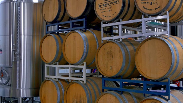 采购产品橡木酒桶，陈酿和陈酿饮料酿酒厂储存视频素材