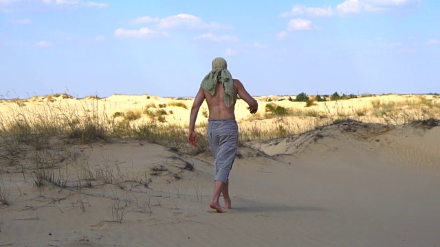 一个人走过沙漠视频素材