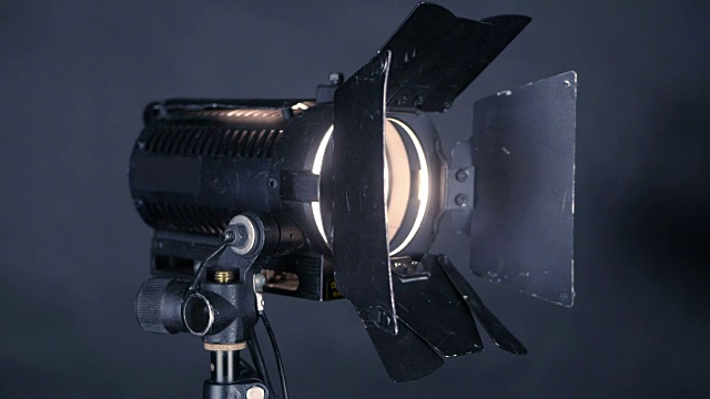 专业聚光灯，用于电影制作的演播室灯光，黑色背景的电视制作，开关和关闭视频素材