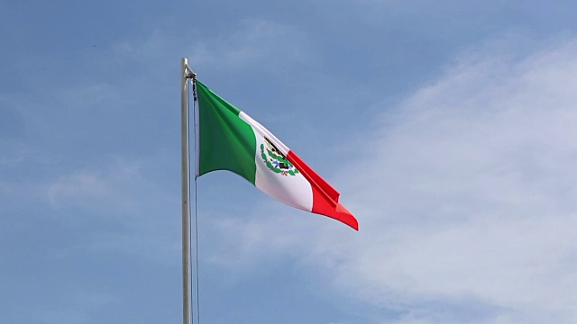 墨西哥国旗挂在旗杆上视频下载