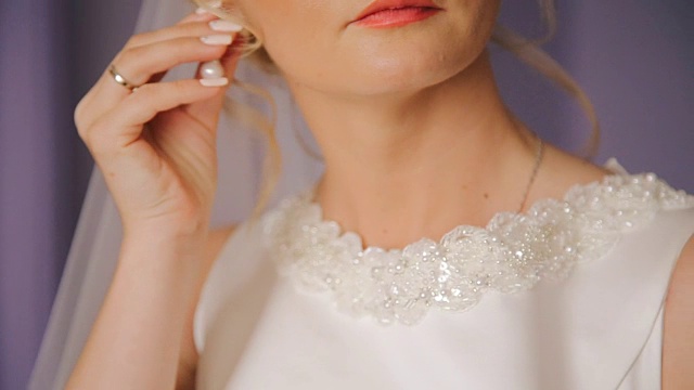 近距离的优雅新娘戴着美丽的耳环视频素材