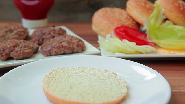 手把汉堡面包放在一个白色的盘子里视频素材