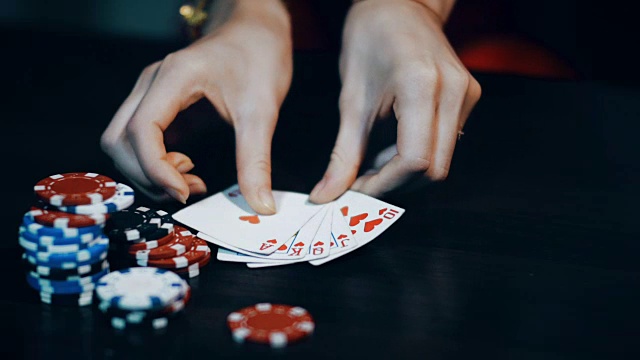 扑克游戏-扔扑克牌附近的筹码视频素材