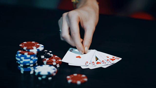 扑克游戏-扔扑克牌附近的筹码视频素材