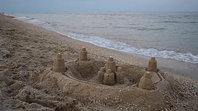 从沙滩上的沙子堡垒。视频素材
