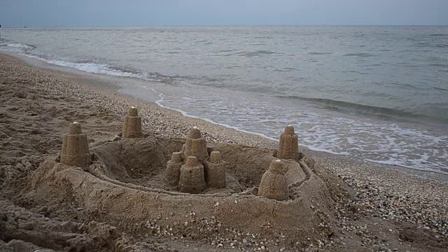 从沙滩上的沙子堡垒。视频素材