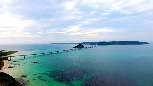 横跨蓝色海洋的大桥视频素材