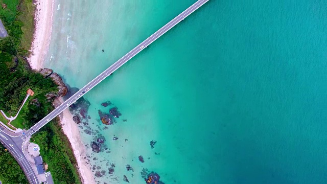 航拍的长桥与蓝色的海洋视频素材