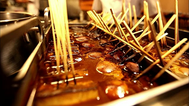 特写镜头;日本名古屋地区美食——锅中味噌视频下载