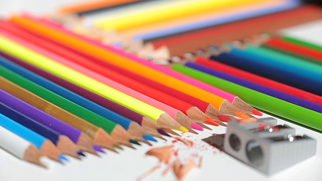 彩色铅笔和卷笔刀视频素材