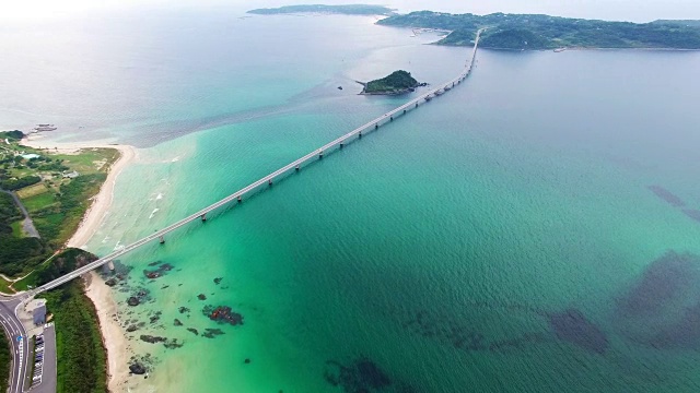 大桥跨越岛屿的航拍视频素材