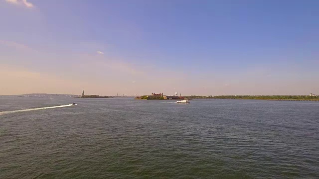 哈德逊河上船只的航拍视频视频下载