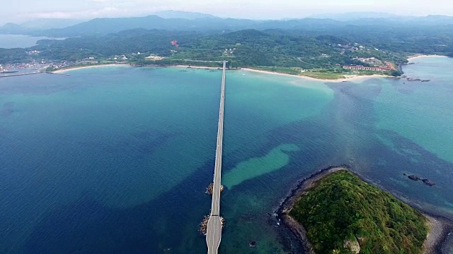 航拍长Tsunoshima桥上的蓝色海洋视频素材