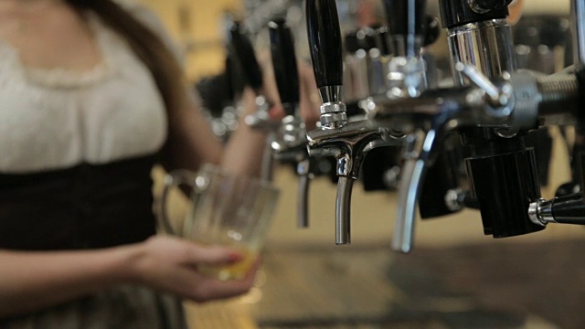 酒保从啤酒龙头里倒了一杯啤酒视频素材