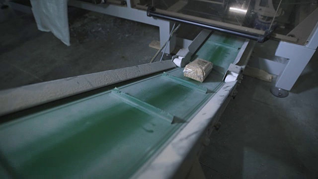 燕麦片在工厂里是用袋子包装的视频素材
