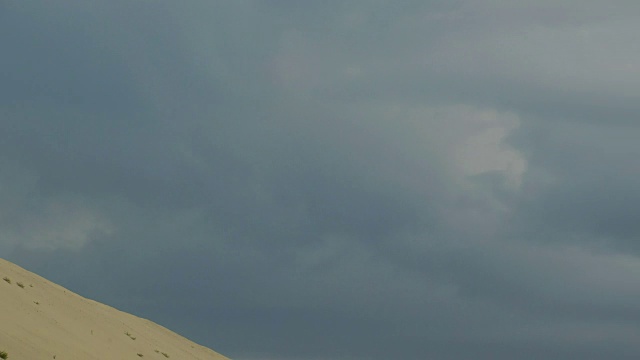 沙丘上的低云。视频素材