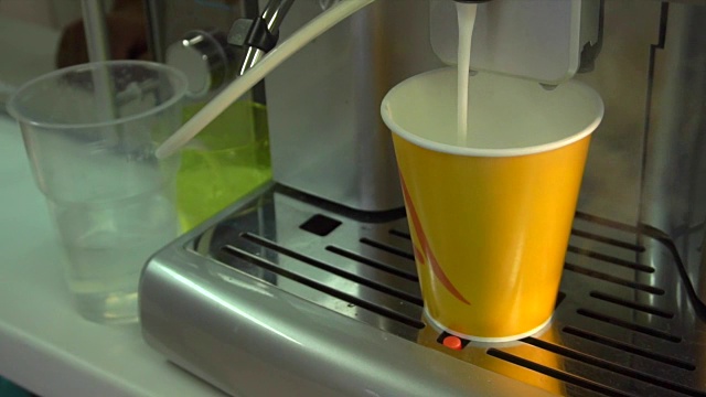 用咖啡机煮咖啡的过程将咖啡倒入杯中视频下载